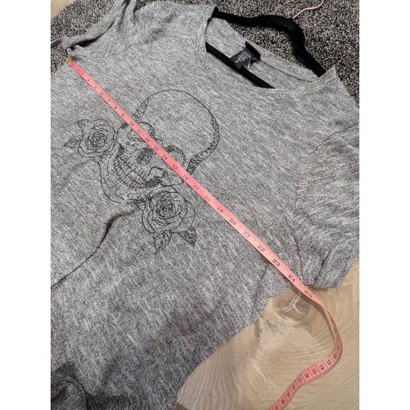 🌈5/25 Sz 2 Torrid Skull Tee - Picture 5 of 6